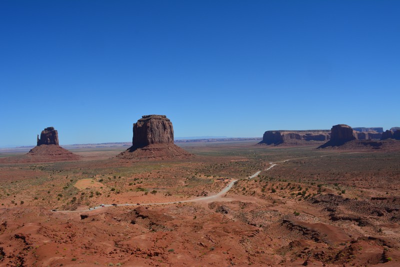 En face des mesas de Monument Valley